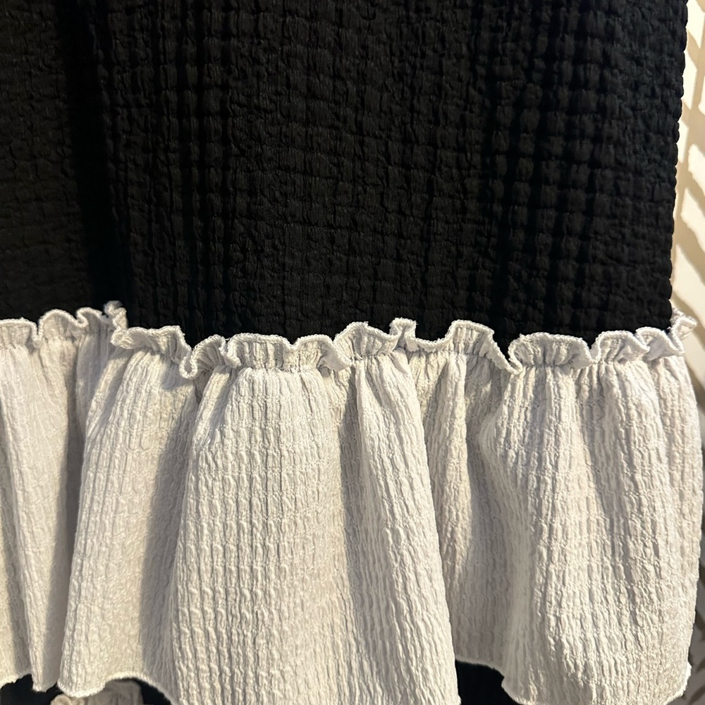 Elegant Black and White Tiered Dress - Picture 3 of 3